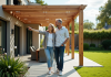 Taille normale pergola : quelle dimension idéale choisir ? Couple discutant sous une pergola en bois dans un jardin moderne