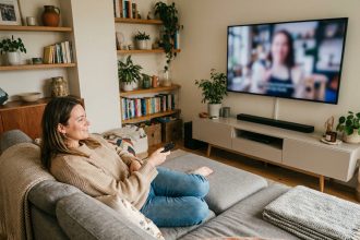 Femme détendue regardant la télévision dans un salon cosy