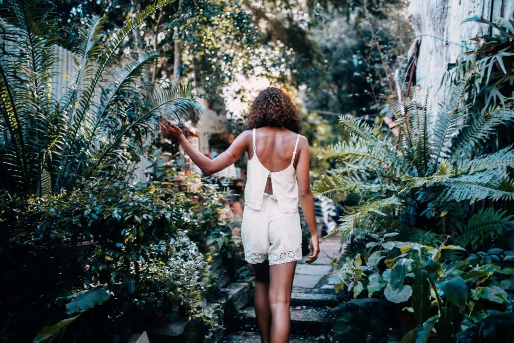 Une femme se balade dans un jardin