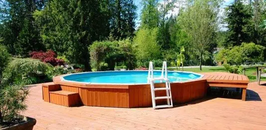 Comment semi-enterrer une piscine en bois ?