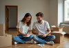 Budget emménagement : quel montant prévoir ? Jeune couple dans un appartement en déménagement
