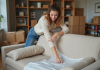 Jeune femme enveloppant un canapé avec une couverture de déménagement