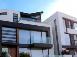 L'importance des grandes baies vitrées pour gagner en luminosité