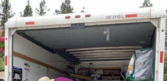 Déménagement sans stress : pourquoi devrez-vous opter pour la location camion avec hayon ?