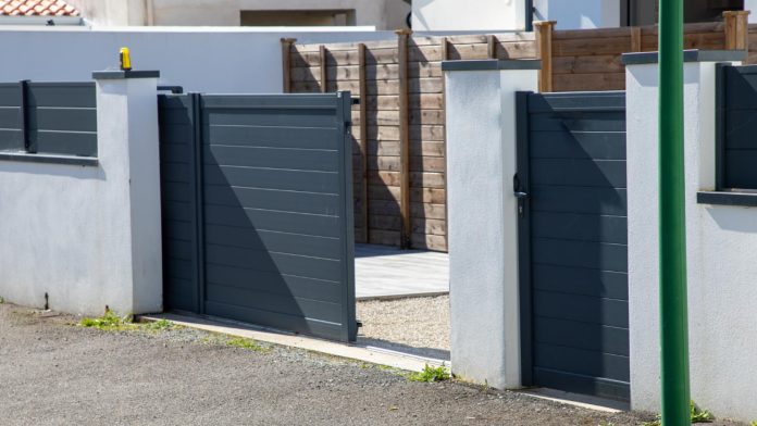 Optimisez l'entrée de votre maison : avec la pose et la rénovation d'un portail sur mesure