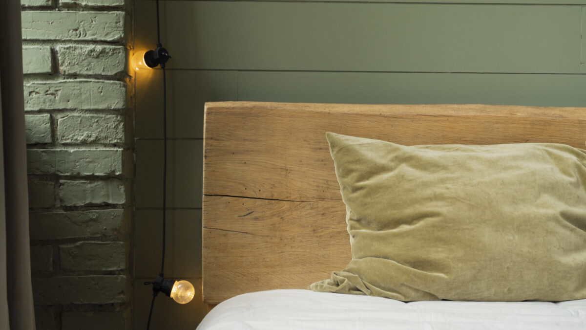 Tête de lit 160 cm : quelle option choisir pour habiller votre chambre ?